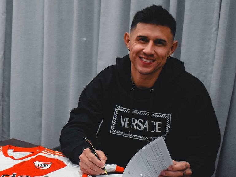 El paraguayo Adam Bareiro en la presentación oficial como jugador de River Plate de Argentina.