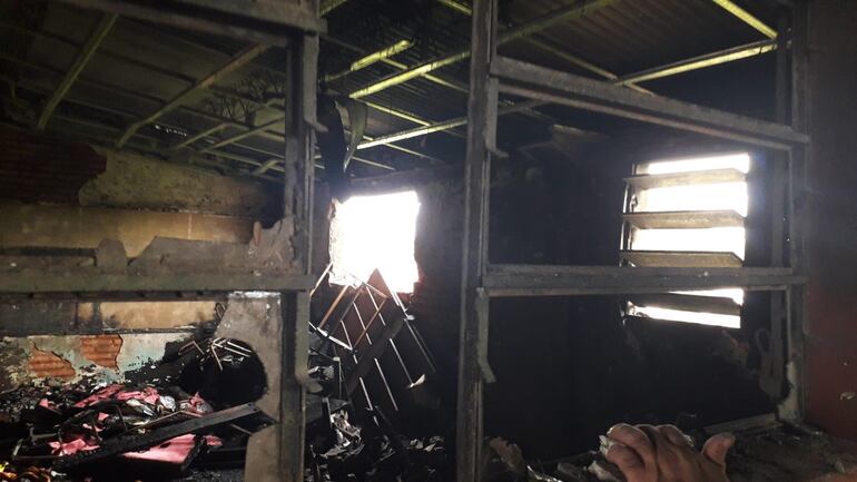 En la escuela Santa Rosa de Lima del Bañado Sur se produjo un incendio que afectó depósito donde se guardaban muebles de la institución.