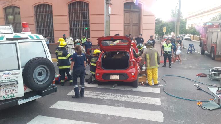 Cuatro personas atrapadas en un auto luego que un bus chocará contra el vehículo en el centro de Asunción.