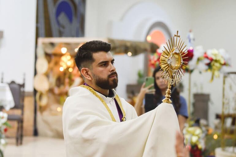 Fernando Florentín es el joven cura párroco de una parroquia de Concepción.