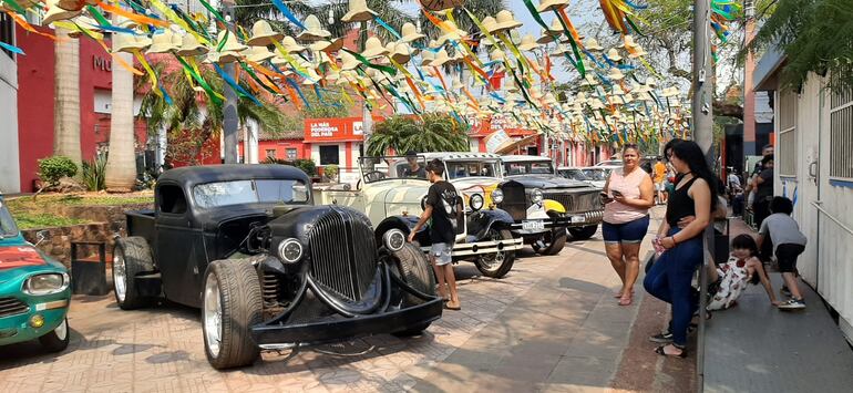 El Paseo Bicentenario recibió más de 50 vehículos durante la exposición y desfile de vehículos antiguos.