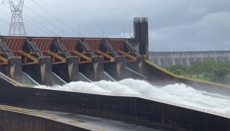 El vertido de agua es un espectáculo turístico.