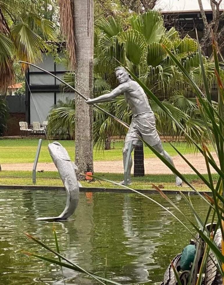 El artesano señaló que muchos optan por solicitar las esculturas grandes para adornar sus jardines.