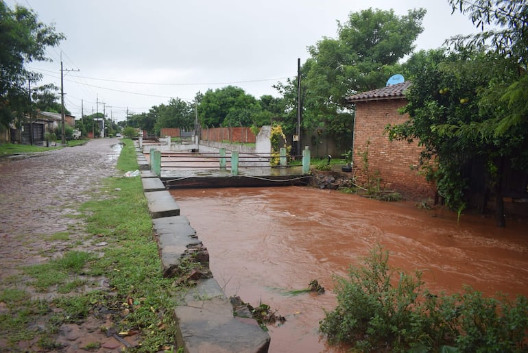 El arroyo Capilla, con cada lluvia, se descarga más hacia los barrios San Blas y San José. Piden se realice la limpieza del canal.