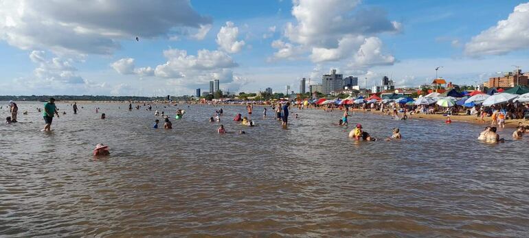 Veraneantes coparon hoy la playa San José de Encarnación.