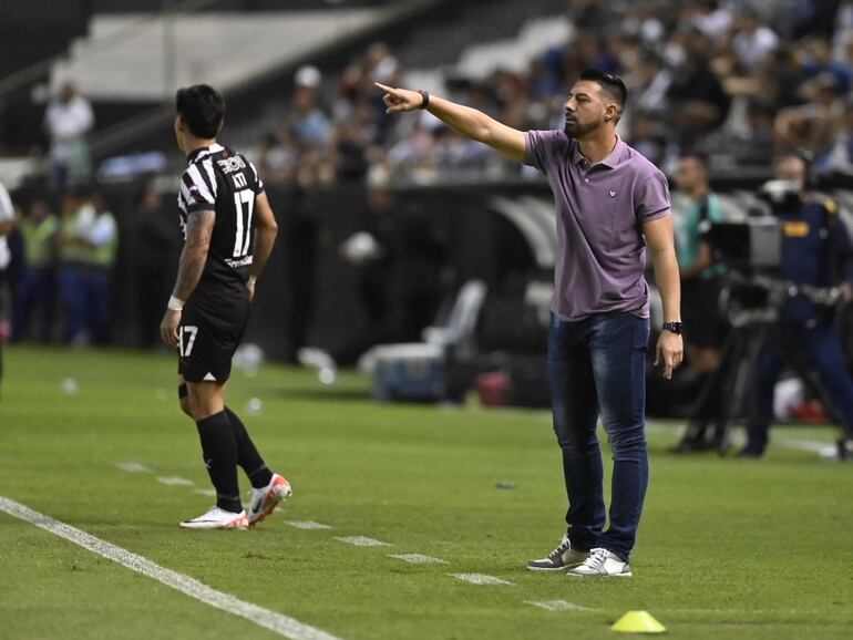 Julio César Cáceres, entrenador de Sportivo Luqueño, en el partido contra Libertad por la cuarta fecha del torneo Clausura 2023 del fútbol paraguayo en el estadio La Huerta, en Asunción.