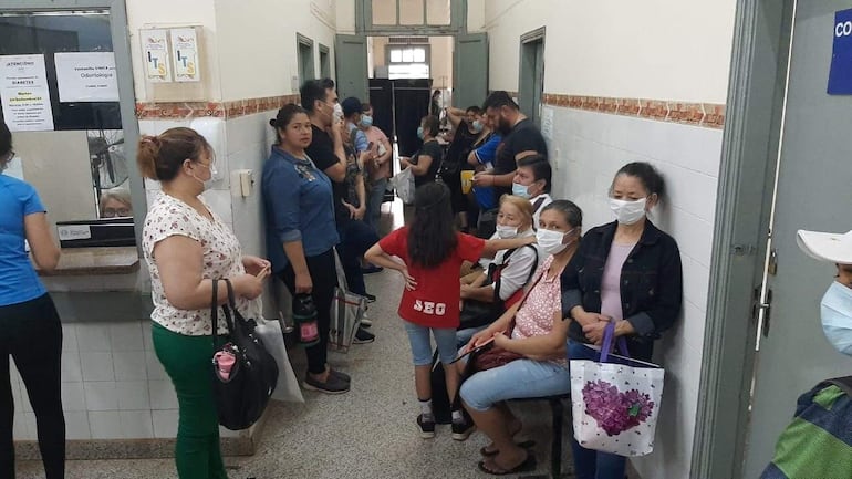 Pacientes esperan atención médica en Hospital de Calle´i en San Lorenzo.