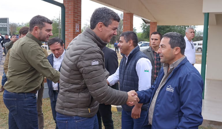 El presidente Santiago Peña y el vicepresidente Pedro Alliana, saludando a productores y pobladores del chaqueños, durante la visita llevada a cabo esta mañana.