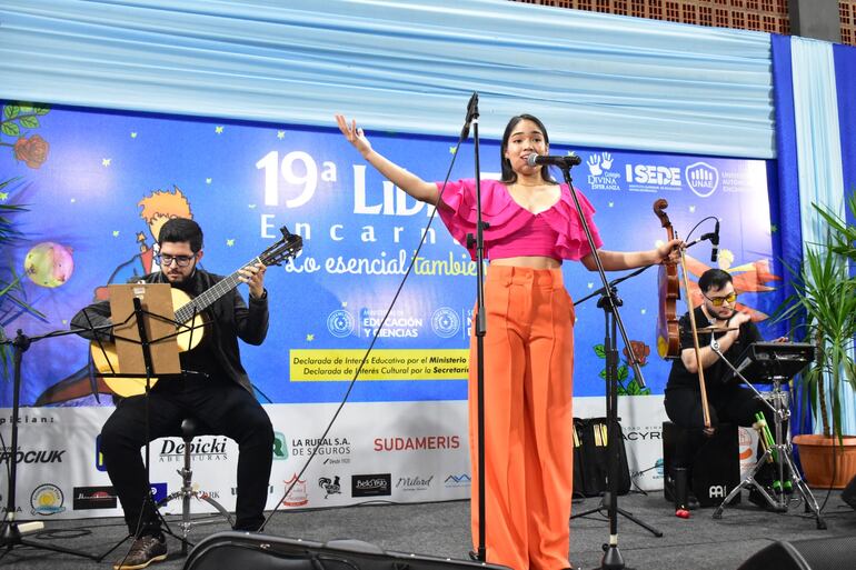 La joven cantante Liz Meza, protagonista de la serie de Tv “Marilina”, deleitó con su canto en la Libroferia Encarnación.