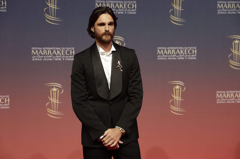 El miembro del jurado Jacob Elordi asistió de gala a la ceremonia inaugural del 21º Festival Internacional de Cine de Marrakech. (AFP)