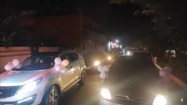 Los vehículos llevaban globos blancos en la caravana para pedir justicia en Ciudad del Este.