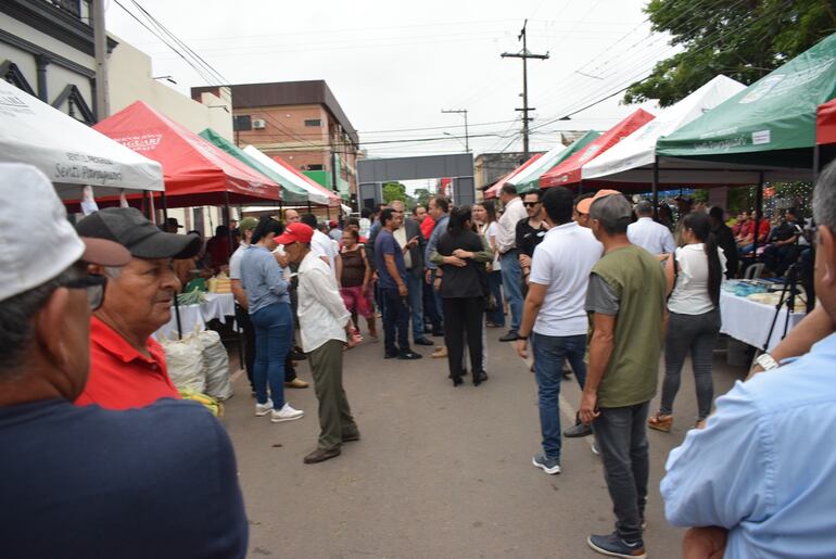 Gran movimiento de visitantes en los stands de los expositores.