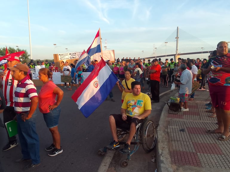 Familias damnificadas protesan en la avenida Costanera y cierran Cañadón Chaqueño