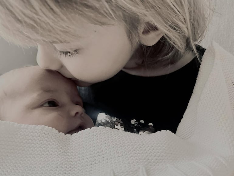 El principito Julián dando un beso a la princesita Inés. (Instagram/Prins Carl Philip och Prinsessan Sofia)