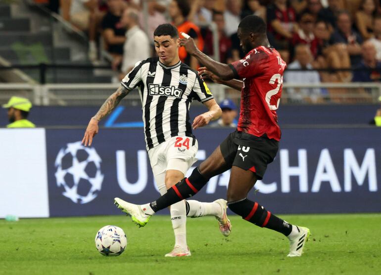 El paraguayo Miguel Almirón, jugador del Newcastle, pelea por el balón en un partido contra Milan por la primera fecha de la fase de grupos de la Champions League en el estadio San Siro, en Milán, Italia.