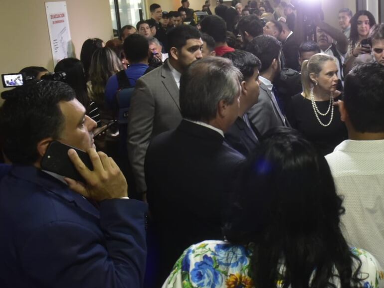 Diputados de la oposición abandonan sala de sesiones y van a la plaza a sumarse a los manifestantes.