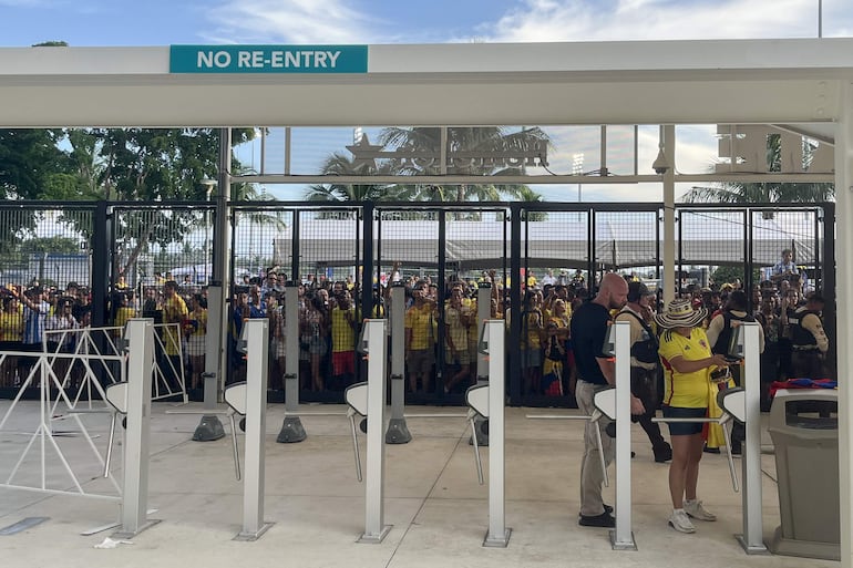 Los aficionados de Colombia esperan ingresar al estadio Hard Rock para la final de la Copa América 2024.