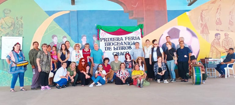 Delegación de artistas y escritores que se encuentran participando de esta feria en Mariscal Estigarribia.