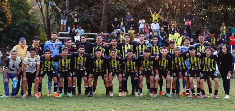 Plantel completo del 14 de Mayo FCB, campeón de la Liga Yegreña de Fútbol. 