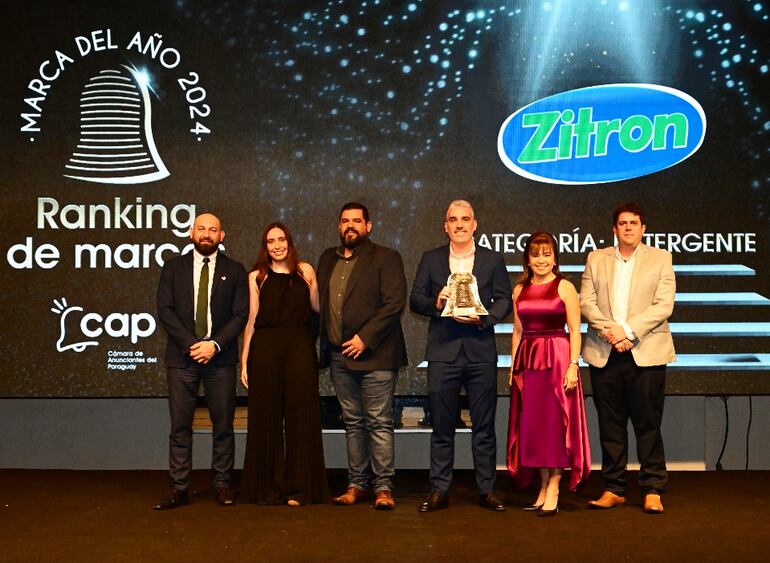 José Santacruz (centro) recibió el premio logrado por Zitron en la categoría detergente en el Ranking de Marcas de la CAP.