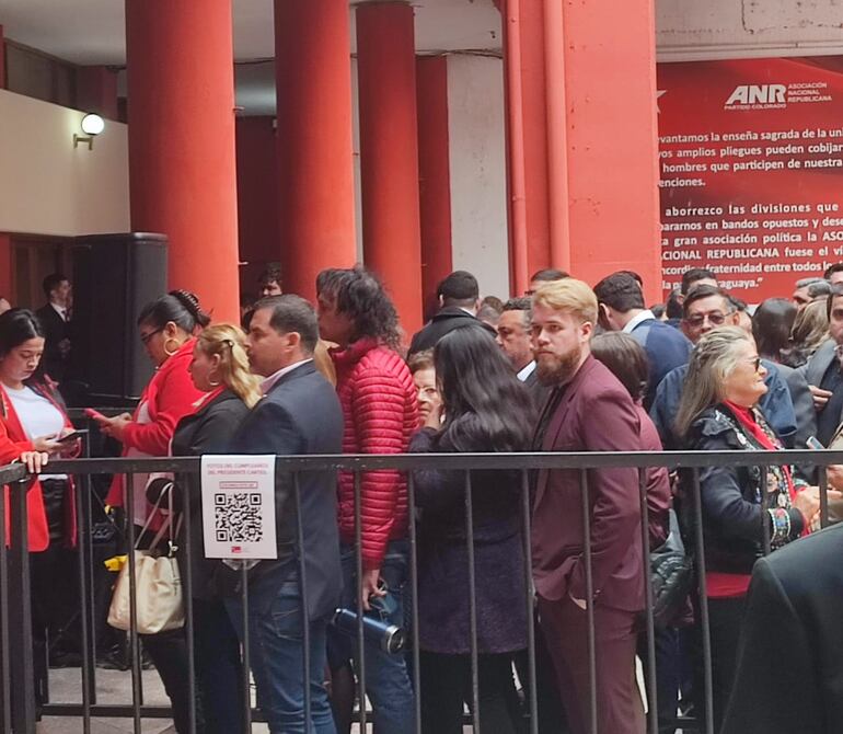 El polémico excandidato a diputado por el PEN Diego Oliver formando fila por segundo año consecutivo para saludar a su líder.