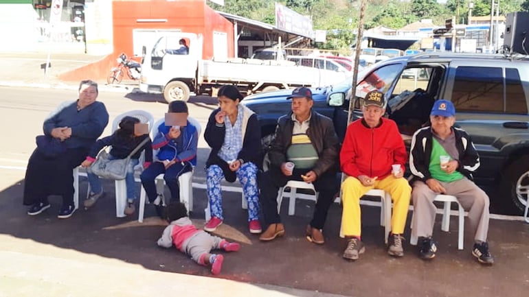 Un grupo de adultos mayores  cuando realizaba trámites en la ciudad de Presidente Franco. Archivo