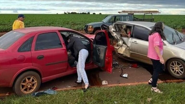 Los dos vehículos quedaron con daños tras el violento accidente.