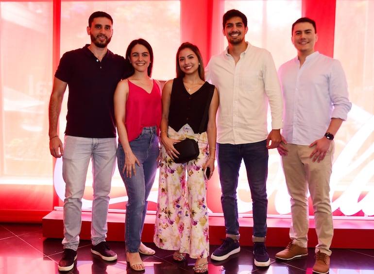 Sebastián Cáceres, Belén Martínez, Fiorella Vera, Gonzalo Allende y Juan Taboada.