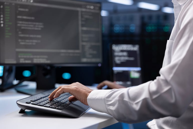 un hombre utiliza el teclado de su computadora