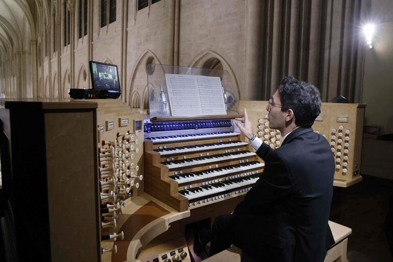 Un organista actúa durante una de las misas ya abiertas al públic, en la catedral de Notre Dame de París.