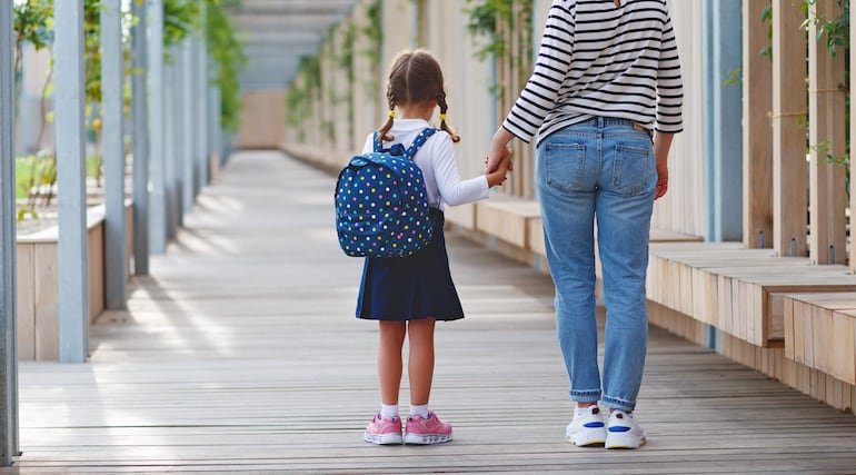 El retorno a clases es siempre un momento de gastos extraordinarios. ¿Quién se hace cargo en caso de que uno de los padres no conviva con el estudiante?