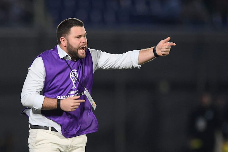 Ariel Galeano, entrenador de Libertad, en el partido frente a Sportivo Ameliano por la ida de los octavos de final de la Copa Sudamericana 2024 en el estadio Defensores del Chaco, en Asunción.