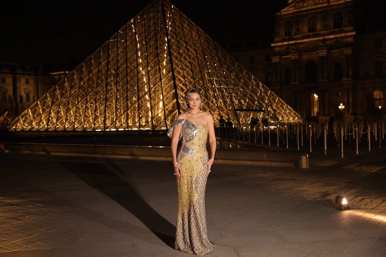 El modelo estadounidense Gigi Hadid llegando para 'Le Grand Diner du Louvre' al Museo del Louvre en París, Francia.