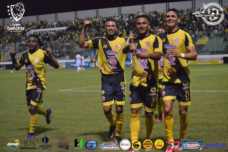 Roberto Moreira (d) celebra con sus compañeros unos de los goles del Génesis ante Victoria.