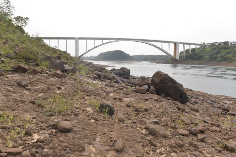 La sequía que afecta a la cuenca del río Paraná también afecta la producción de la central hidroeléctrica paraguayo/brasileña Itaipú.  Puente de la Amistar con un típico paisaje de las bajantes del curso fluvial.