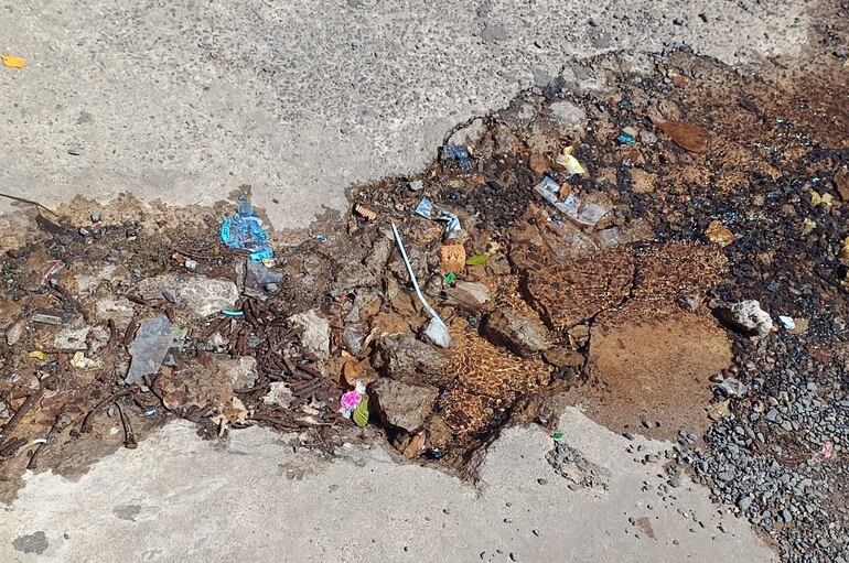 Además de la pérdida de agua, también se acumula basura.