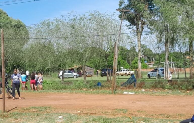 El cuerpo sin vida fue encontrado en una vivienda ubicada al lado de una cancha de fútbol.