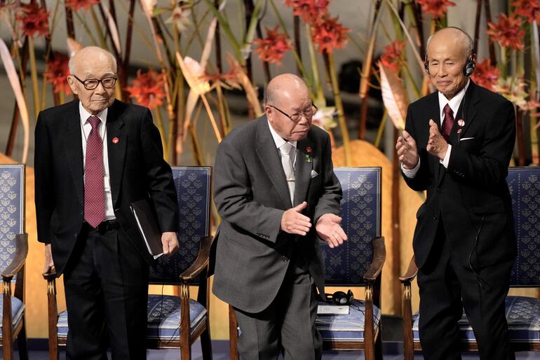 Representantes de la organización antinuclear Nihon Hidankyo, ganadores del Nobel de la Paz 2024: Terumi Tanaka, Shigemitsu Tanaka y Toshiyuki Mimaki.