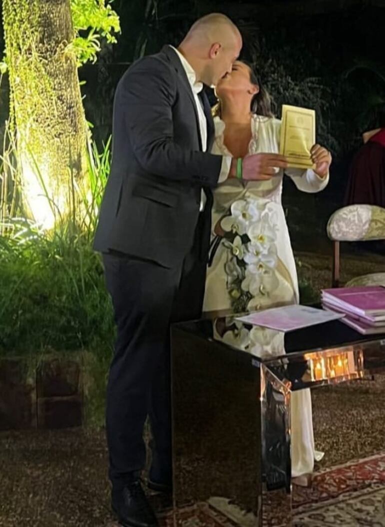 ¡Marido y mujer! Mariano Garcete y Steffi Schouten con la libreta de casados en manos. (Captura de la historia de Instagram de Steffi Schouten)