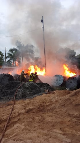 El incendio en el depósito de la ciudad de San Lorenzo está controlado, pero aun no se logra extinguir.