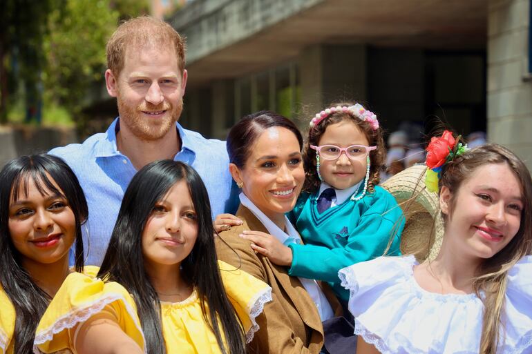 Fotografía cedida por la Vicepresidencia de Colombia de los duques de Sussex, el príncipe Harry y Meghan junto a niños en el Colegio La Giralda, este viernes en Bogotá (Colombia). La garantía de los derechos de los niños y jóvenes, la educación integral y la salud mental son algunos de los temas en los que se centra el viaje del duque y la duquesa a Colombia, por lo que eligieron este centro educativo, ubicado en el humilde barrio Las Cruces, que "potencia las habilidades socioemocionales de los estudiantes, dándole prioridad la salud mental".