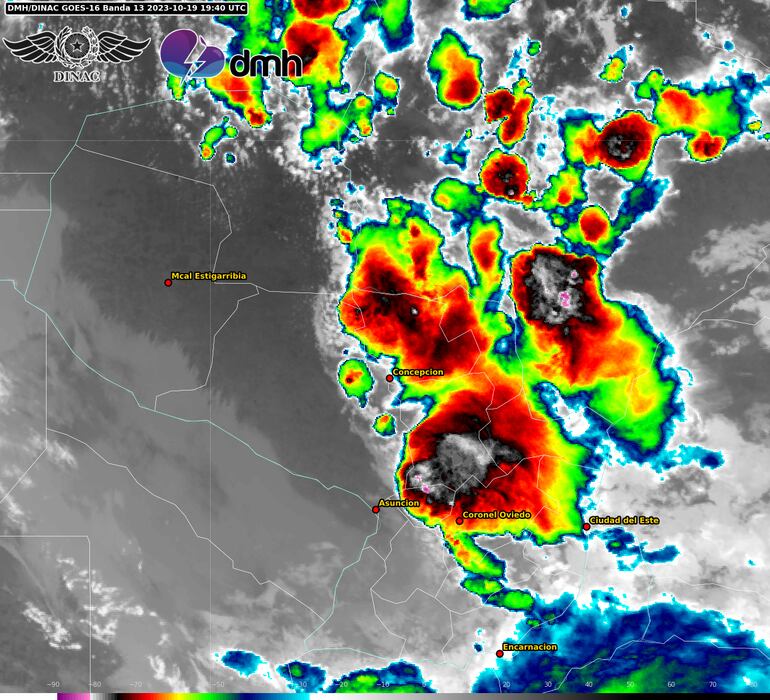 Núcleos de tormenta desarrollándose sobre el territorio nacional.