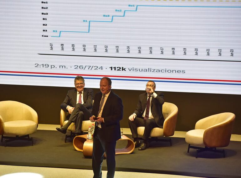 El ministro de Economía y Finanzas, Carlos Fernández Valdovinos, durante la conferencia realizada en el BCP.