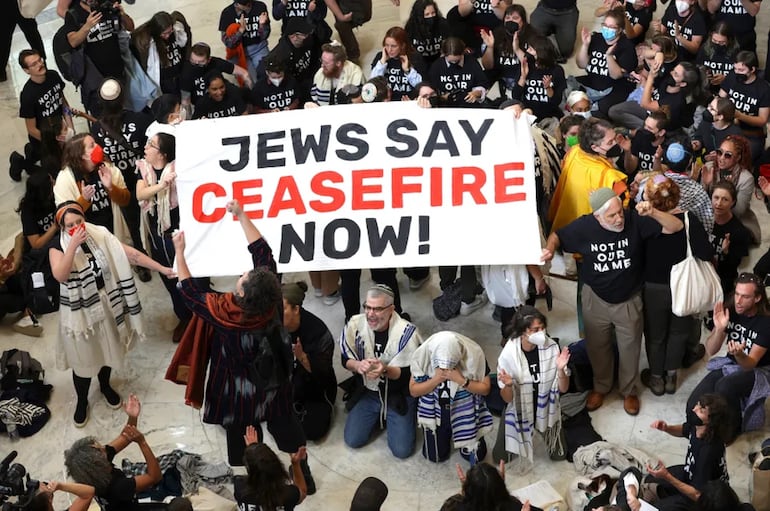 "Not in our name!" Judíos estadounidenses se manifiestan en apoyo a Palestina y exigiendo el cese del fuego iniciado después del 7 de octubre de 2024, Washington, DC. (Getty Images)