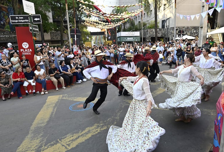 Danza folklórica y música popular amenizan el San Juan del Barrio Mariscal.