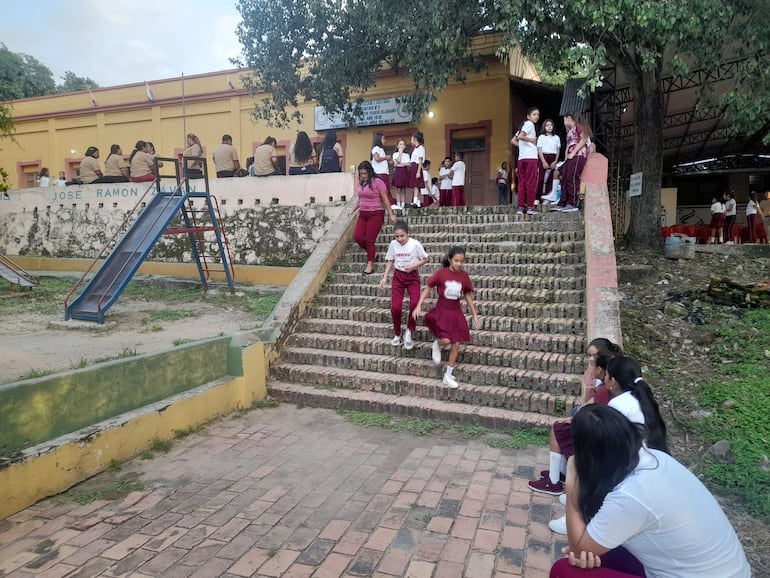 Alumnos de la escuela Ramón Bejarano, en el primer día de clases.