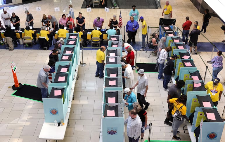 Electores emiten sus votos en Las Vegas, Nevada. 