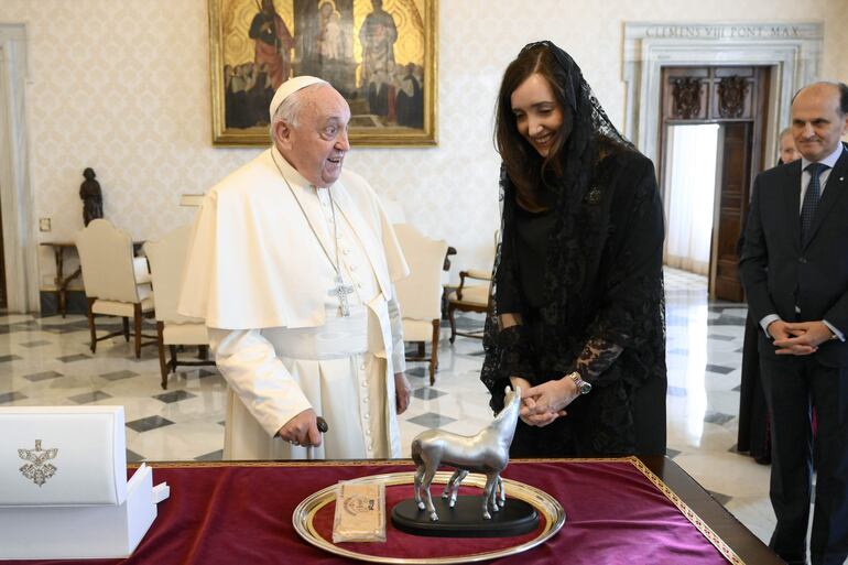 El papa Francisco recibe este lunes a la vicepresidenta de Argentina, Victoria Villarruel, en una audiencia privada en el Vaticano. 