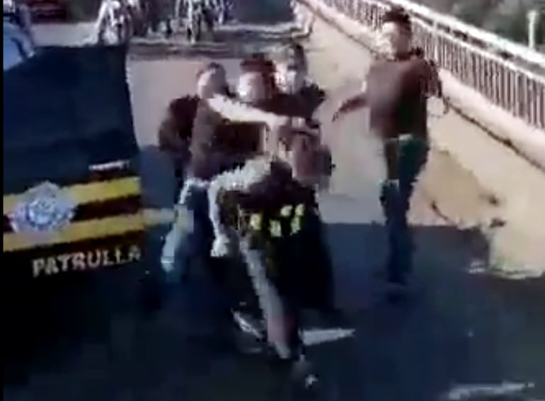 El hecho quedó registrado en un video filmado por un ciudadano y rápidamente se hizo viral en las redes sociales.