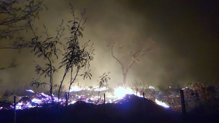 Asi se veia anoche los incendios en Chovoreca, donde los voluntarios lograron frenar el avance del fuego.